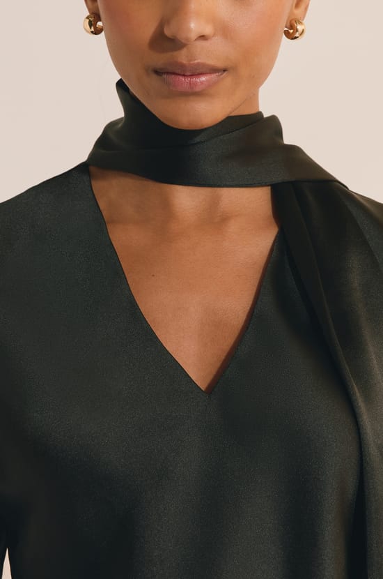 Top satin&eacute; &agrave; manches longues avec foulard;${refinementColor}