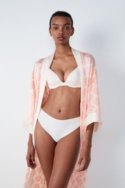 D&eacute;shabill&eacute; long satin&eacute; &agrave; motifs;${refinementColor}