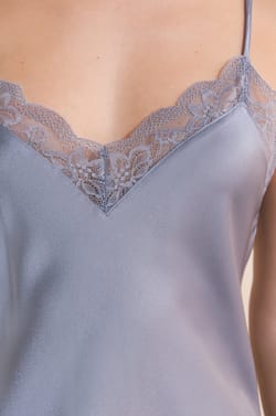 Nuisette courte satin&eacute;e d&eacute;tails dentelle;${refinementColor}