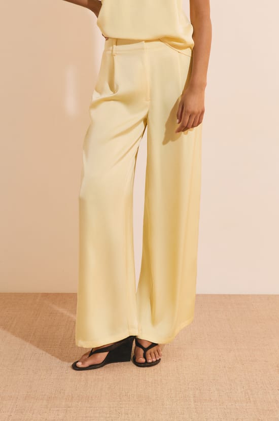 Pantalon fluide satin&eacute;;${refinementColor}