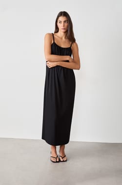 Robe longue &agrave; fines bretelles;${refinementColor}