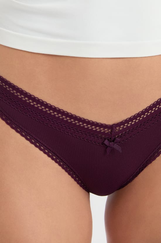 Tanga V-shape microfibre d&eacute;tails dentelle;${refinementColor}