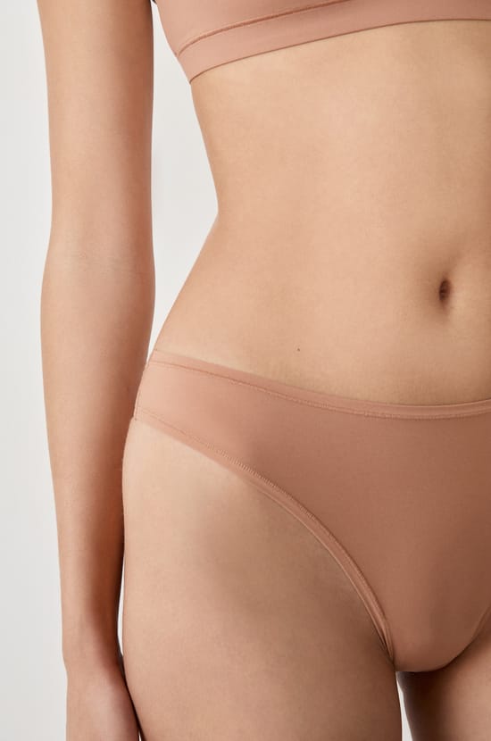 Tanga en microfibre;${refinementColor}