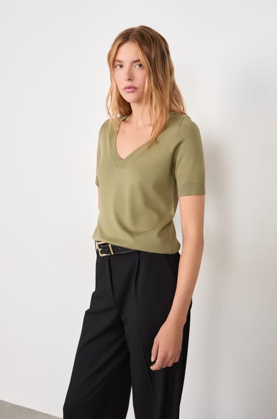 Short-sleeved V-neck sweater;${refinementColor}