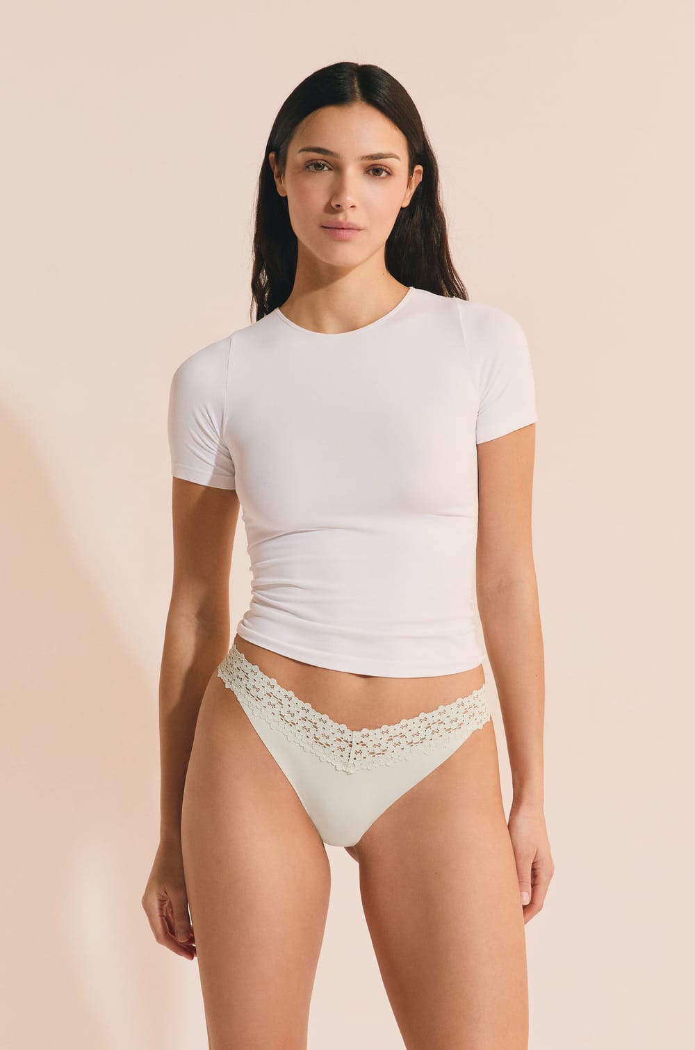 Stringi z mikrofibry i koronki;${refinementColor}