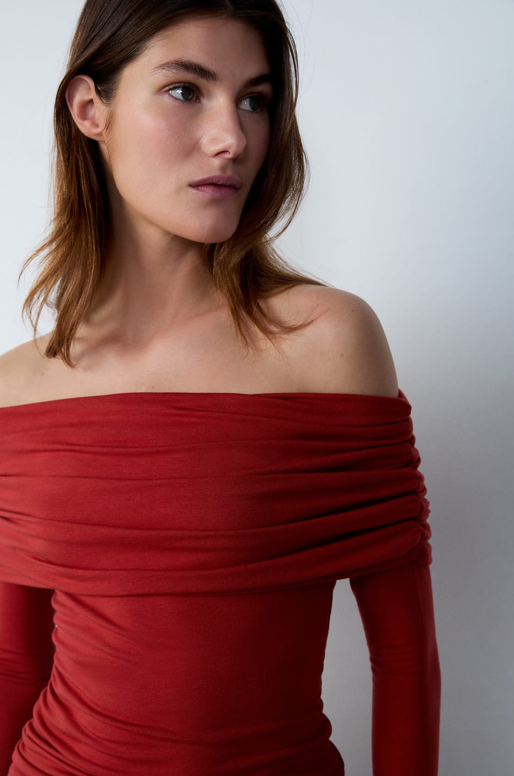 Long-sleeved off-shoulder T-shirt;${refinementColor}