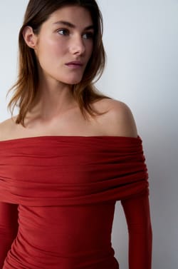 Long-sleeved off-shoulder T-shirt;${refinementColor}