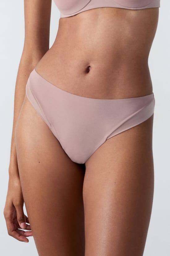 Tanga en microfibre satiné;${refinementColor}
