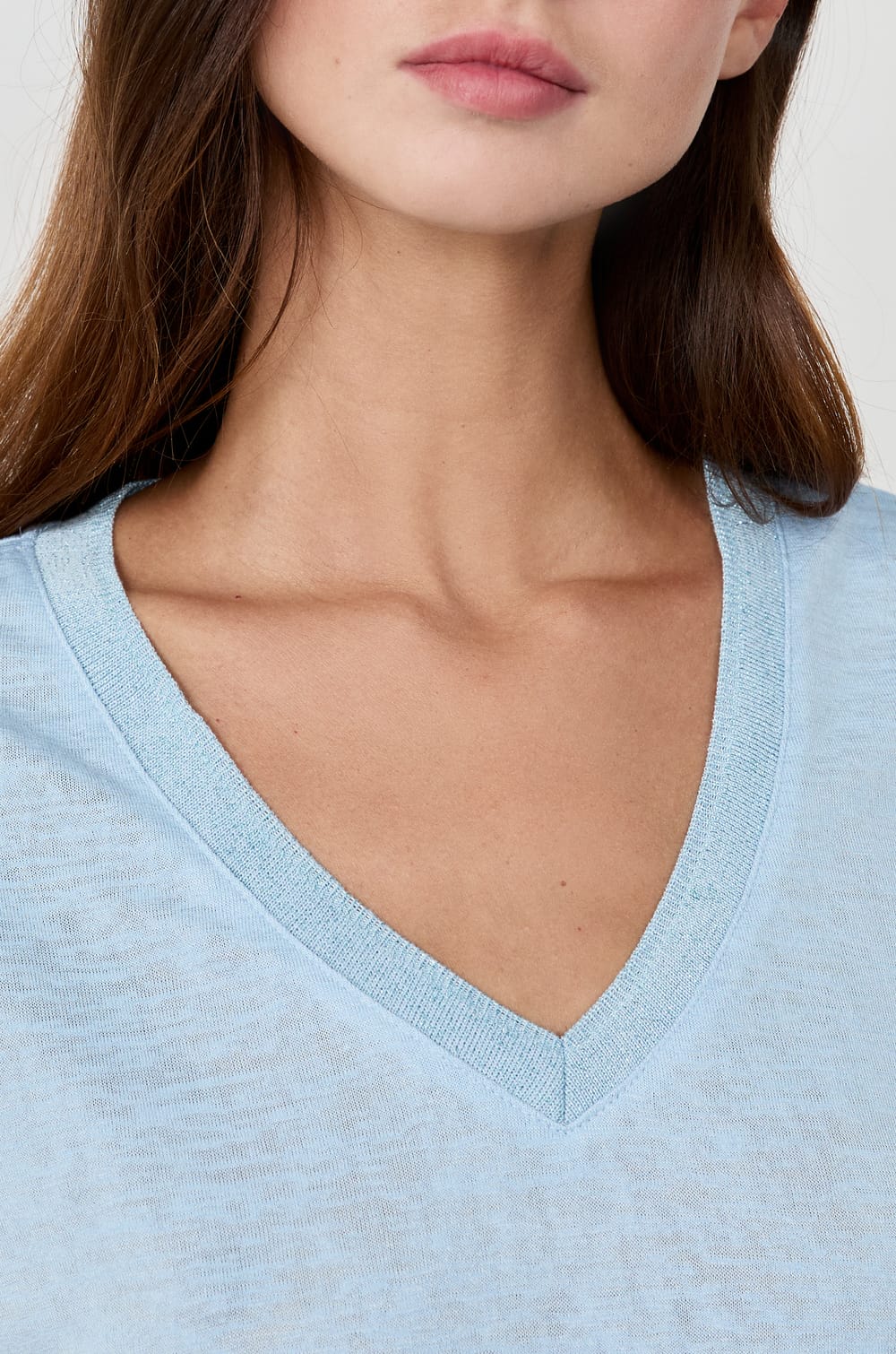 Short-sleeved V-neck T-shirt;${refinementColor}