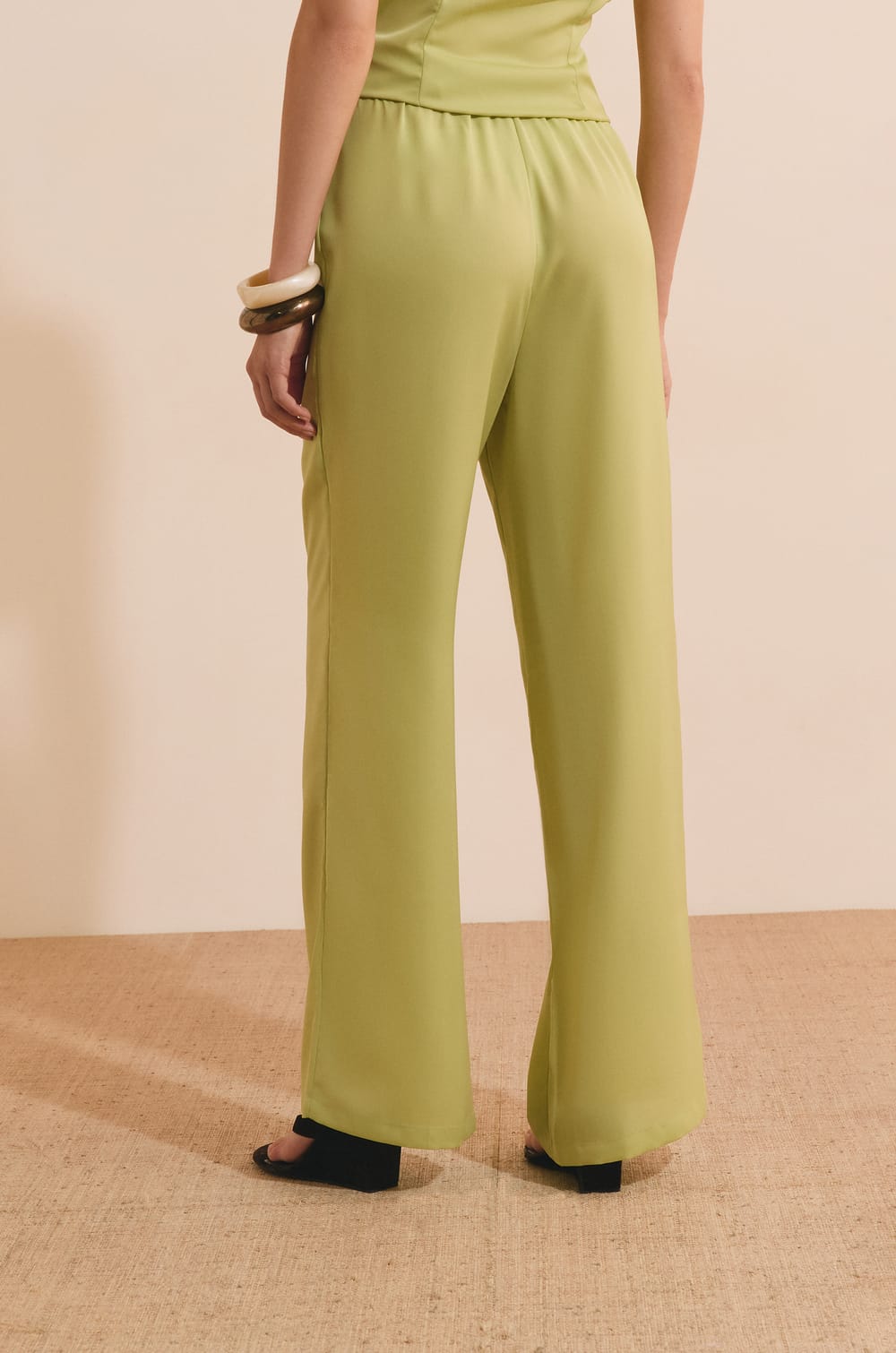 Pantalon large satin&eacute;;${refinementColor}