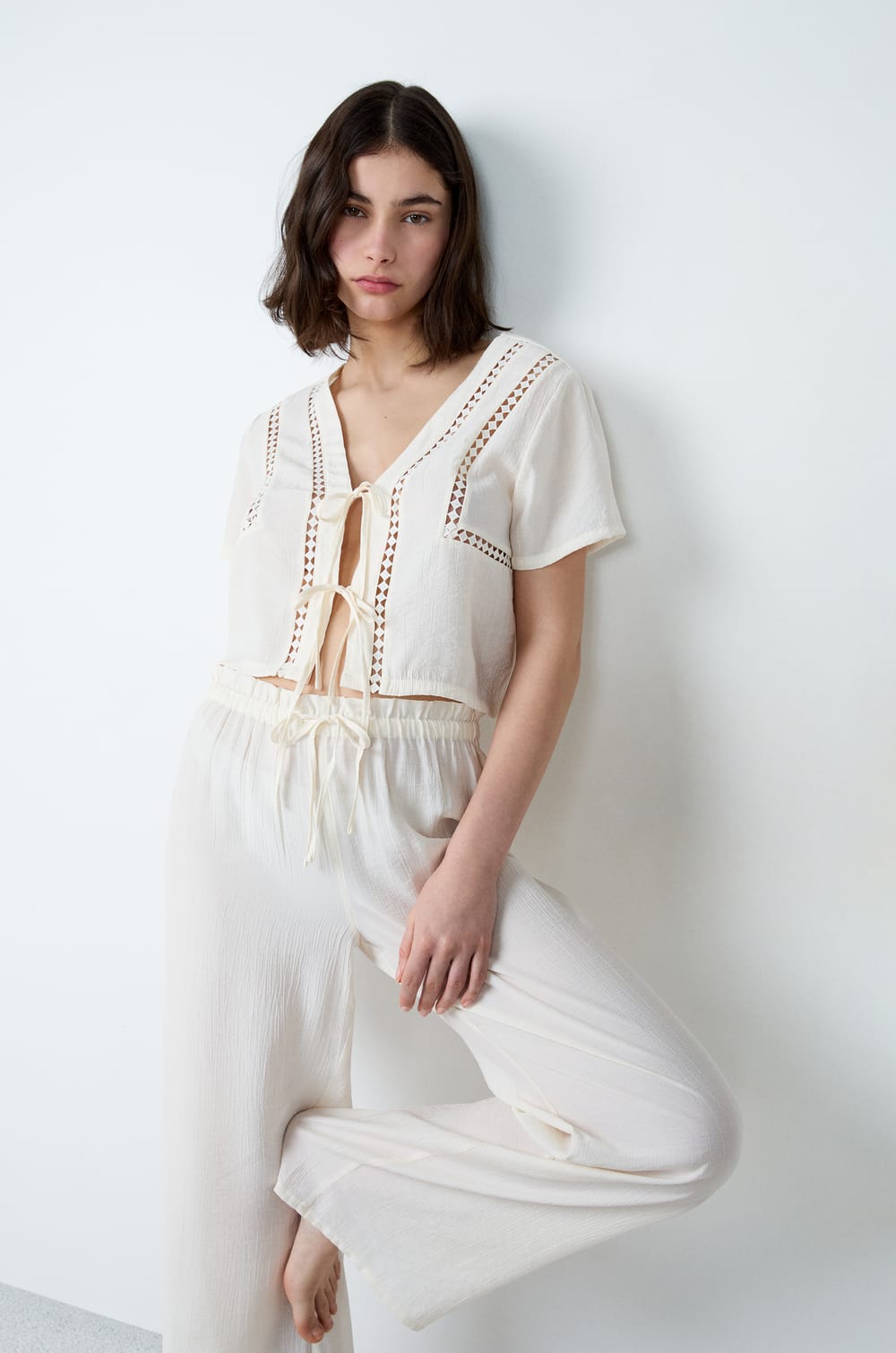 Chemise de pyjama manches courtes à motifs ajourés à nœuds;${refinementColor}