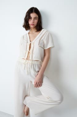 Chemise de pyjama manches courtes à motifs ajourés à nœuds;${refinementColor}