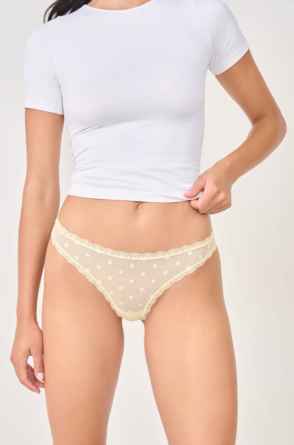 Tanga en dentelle à motifs;${refinementColor}