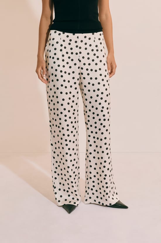 Pantalon droit satin&eacute; &agrave; pois;${refinementColor}