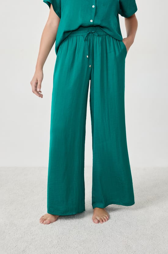 Pantalon satiné coupe large;${refinementColor}