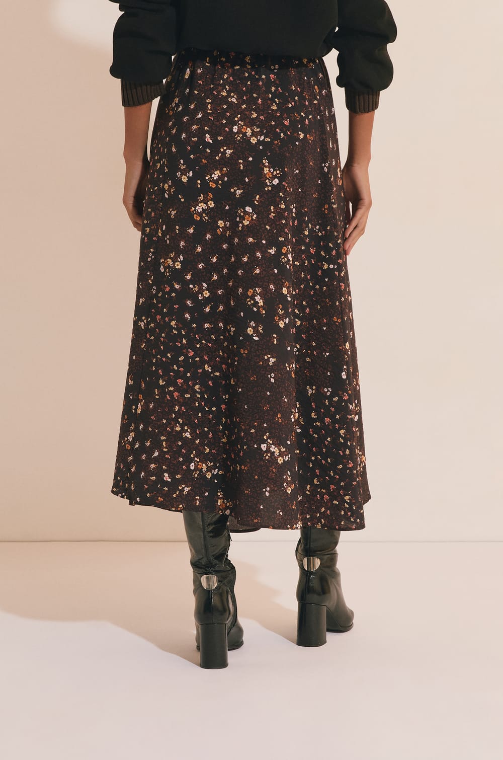 Falda larga con estampado floral;${refinementColor}