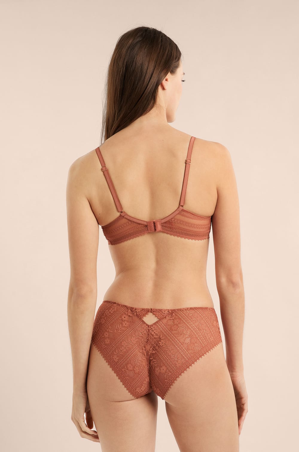 Klasick&aacute; podprsenka z krajky;${refinementColor}