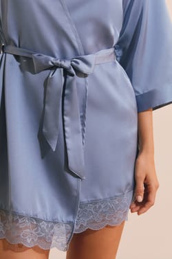 D&eacute;shabill&eacute; satin&eacute; d&eacute;tails dentelle;${refinementColor}