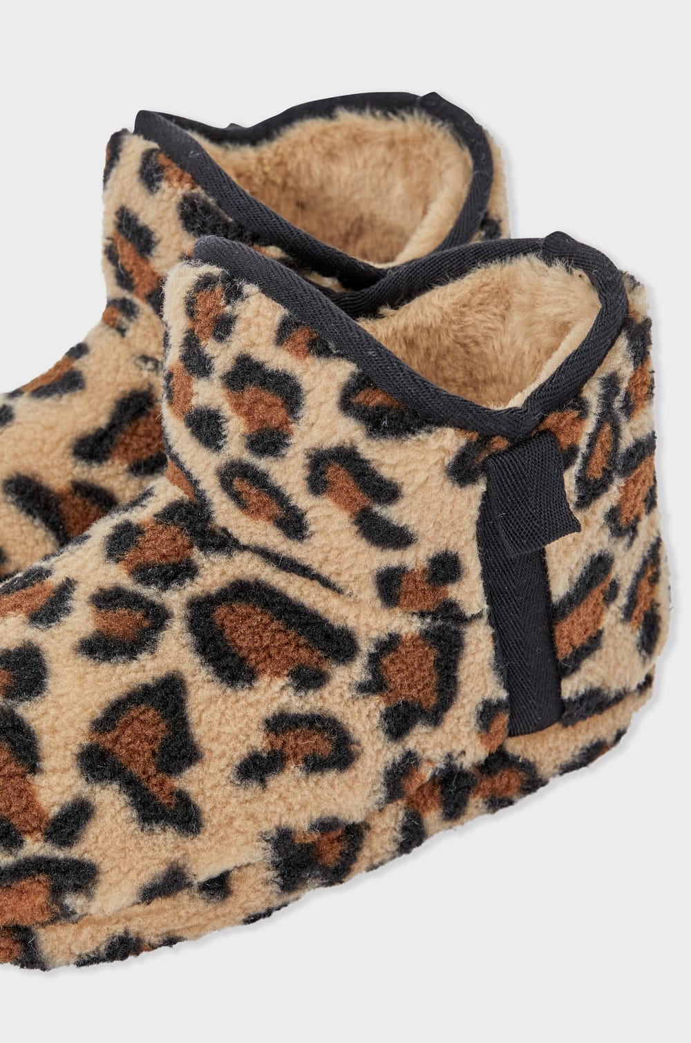 Chaussons bottines en fausse fourrure;${refinementColor}