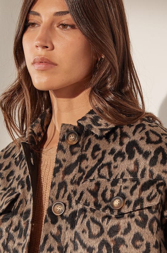 Sobrecamisa con bolsillos, estampado leopardo