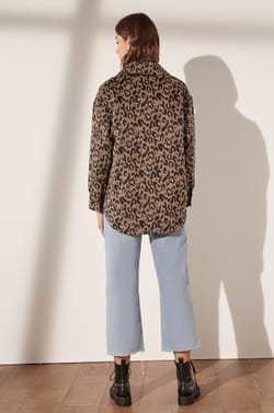 Sobrecamisa con bolsillos, estampado leopardo