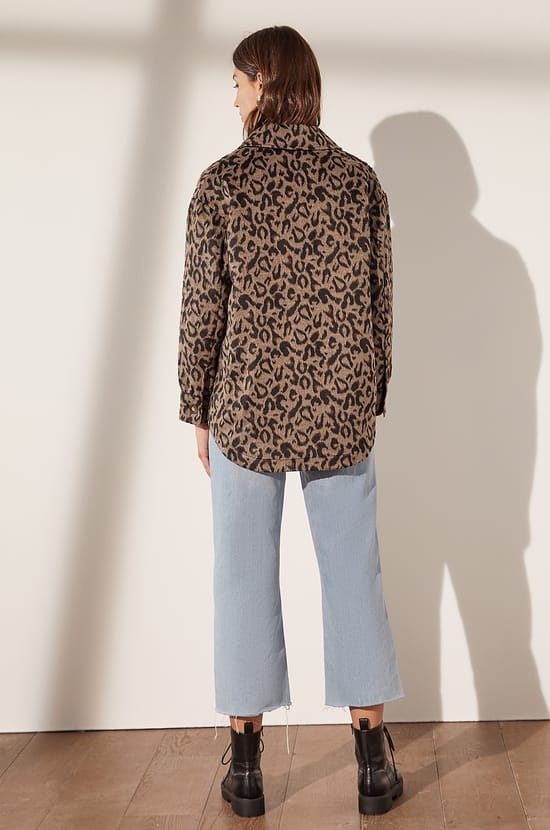 Sobrecamisa con bolsillos, estampado leopardo